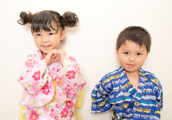 浴衣の女の子と男の子