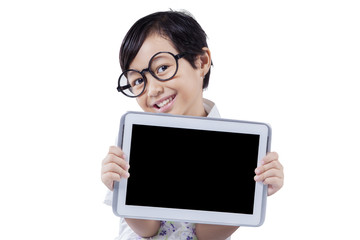 Little girl holds tablet with black screen