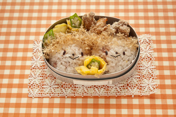 Lunch box motif of twins