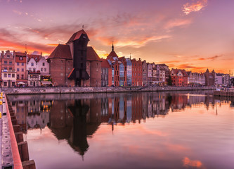 Vieille ville de Gdansk avec port et grue médiévale le soir