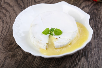 Baked brie cheese