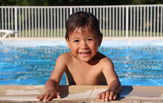 Petit garçon à la piscine