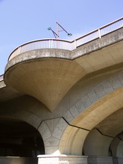 Fototapeta premium 公園に架かるアーチ橋