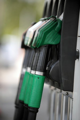 grüne Zapfsäule an einer Tankstelle