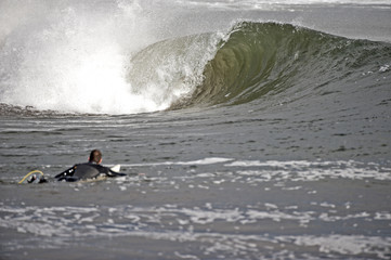 surfer mit blick auf welle