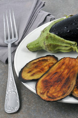 Tranches d'aubergine frites dans une assiette