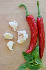 peperoncini rossi piccanti, aglio e basilico