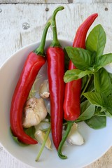 peperoncini rossi piccanti, aglio e basilico