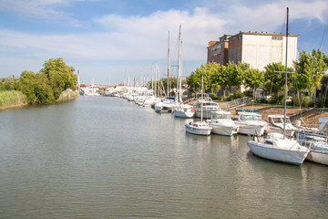 Fototapeta na wymiar Marans, le port fluvial, centre ville, Charente maritime, Poitou Charentes