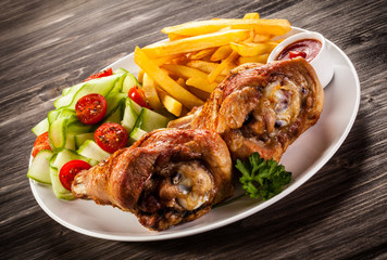 Grilled turkey legs with chips and vegetables 