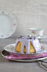 Gugelhupf mit Lavendel und Zuckerguss