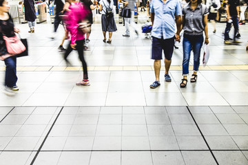 駅の改札を歩く人々,日本