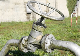 Safety relief valve and closing valve of an industrial plant for