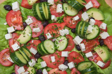 Frischer Salat mit Tomaten, Gurken, Feta, Oliven, Avocado und Sc