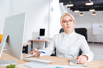 Obraz premium Portrait of a smiling businesswoman working in office