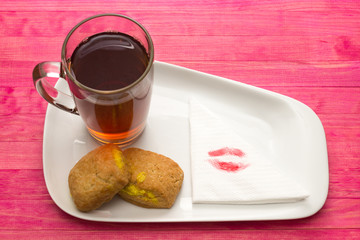 Чашка черного чая и лимонное печенье