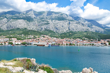 Blick auf Makarska Stadt an der Makarska Riviera an der Adria in Dalmatien,Kroatien