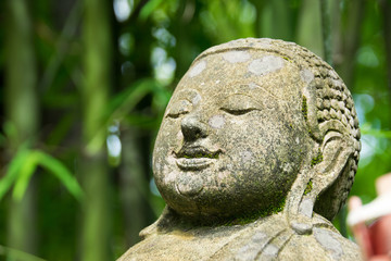 Obraz premium Close up Head Buddha carved from stone in bamboo park