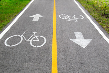 Obraz premium Bicycle sign and arrow sign on the road
