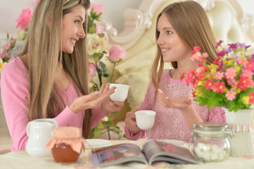 Obraz na płótnie Canvas mother with daughter with magazine