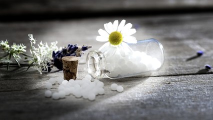  Globuli mit Kamille auf in Fläschchen