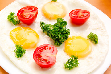 Fried eggs with tomatoes