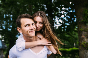 Obraz premium Young adult brunette man and woman in the park