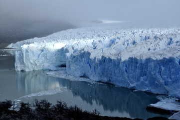 Lago, reflexo, glaciar e nuvens