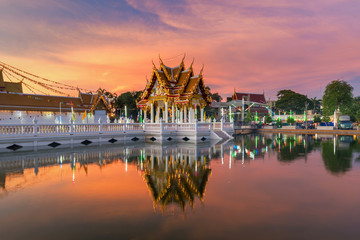 Naklejka premium Beautiful Thailand temple in water reflection during sunset