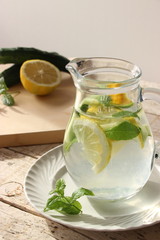caraffa di acqua di limoni, cetrioli e menta
