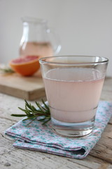 Bicchiere di acqua di pompelmo e rosmarino