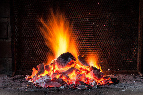Ardiente fuego en el asador