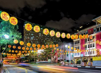 Foto auf Glas Singapore New Bridge Road in Chinatown decorated for New Year © Roman Babakin