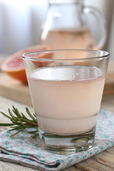 Bicchiere di acqua di pompelmo al rosmarino