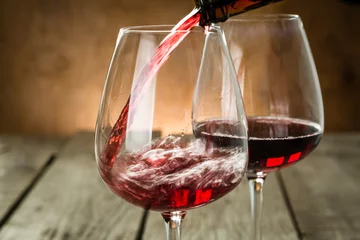 Cercles muraux Vin Verser du vin dans un verre