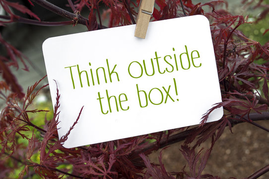 Roter japanischer Ahorn mit Think outside the box