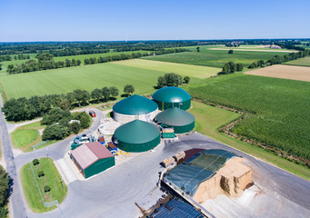 Biogasanlage - Luftbild, Maissilage mit Gärbehälter