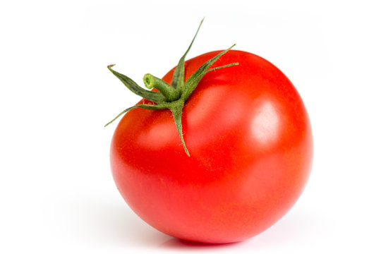 große rote Tomate mit Stengel auf weißem Hintergrund isoliert