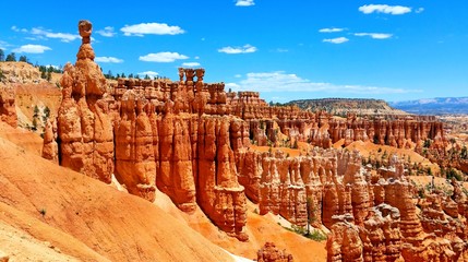 Bryce Canyon National Park hoodoos with the famous Thor's Hammer, Utah, USA - obrazy, fototapety, plakaty