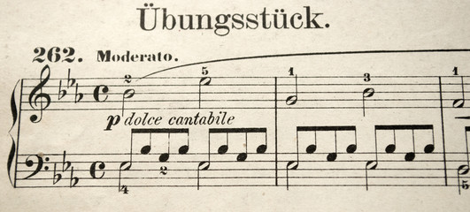 Altes, vergilbtes Notenblatt, Musiknoten, Textur, Hintergrund 