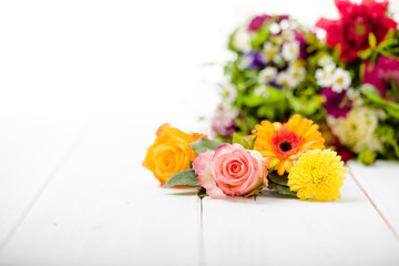 Duftende Blumen auf Holzuntergrund