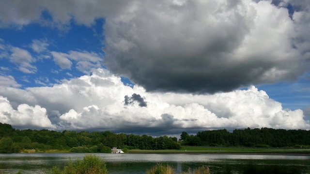 Dramatischer Himmel &uuml;ber der Eifel