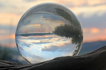 sonnenuntergang in kristallkugel, murtensee schweiz