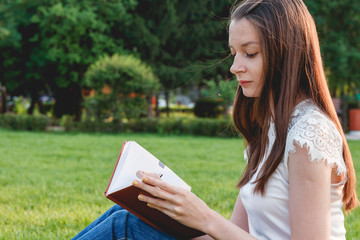 Obraz premium Beautiful Young Woman with Note at Outdoor