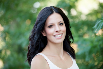 Naklejka premium Beautiful brunette girl relaxing in the park