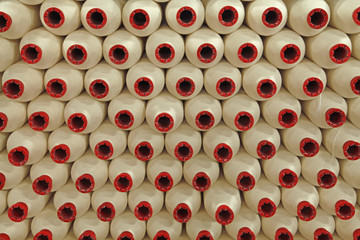 In industrial sewing machine spun yarn, many thread together