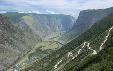 Горный перевал.\Горный перевал,Алтай,Сибирь.На фотоснимке каньон,река,дорога-спуск вниз каньона,красивое небо.