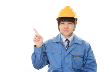 指示する笑顔の労働者