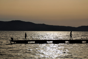Naklejka premium Steg im Sonnenuntergang