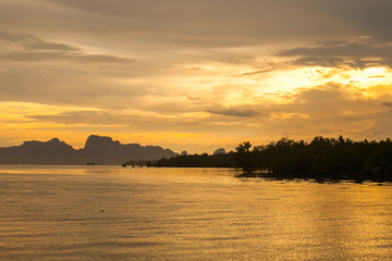 Obraz premium Beautiful golden orange sunset